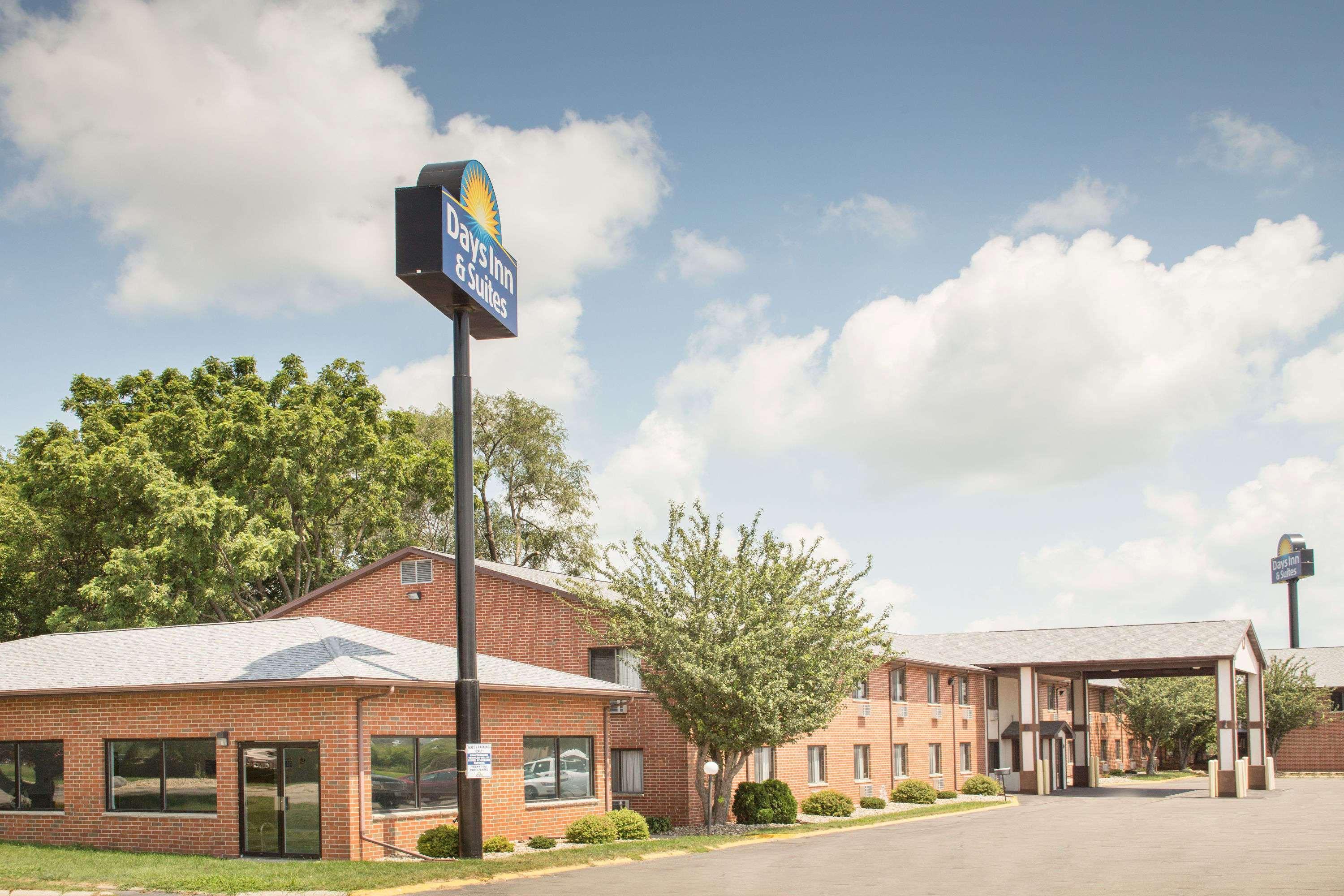 Days Inn & Suites By Wyndham Waterloo Exterior photo