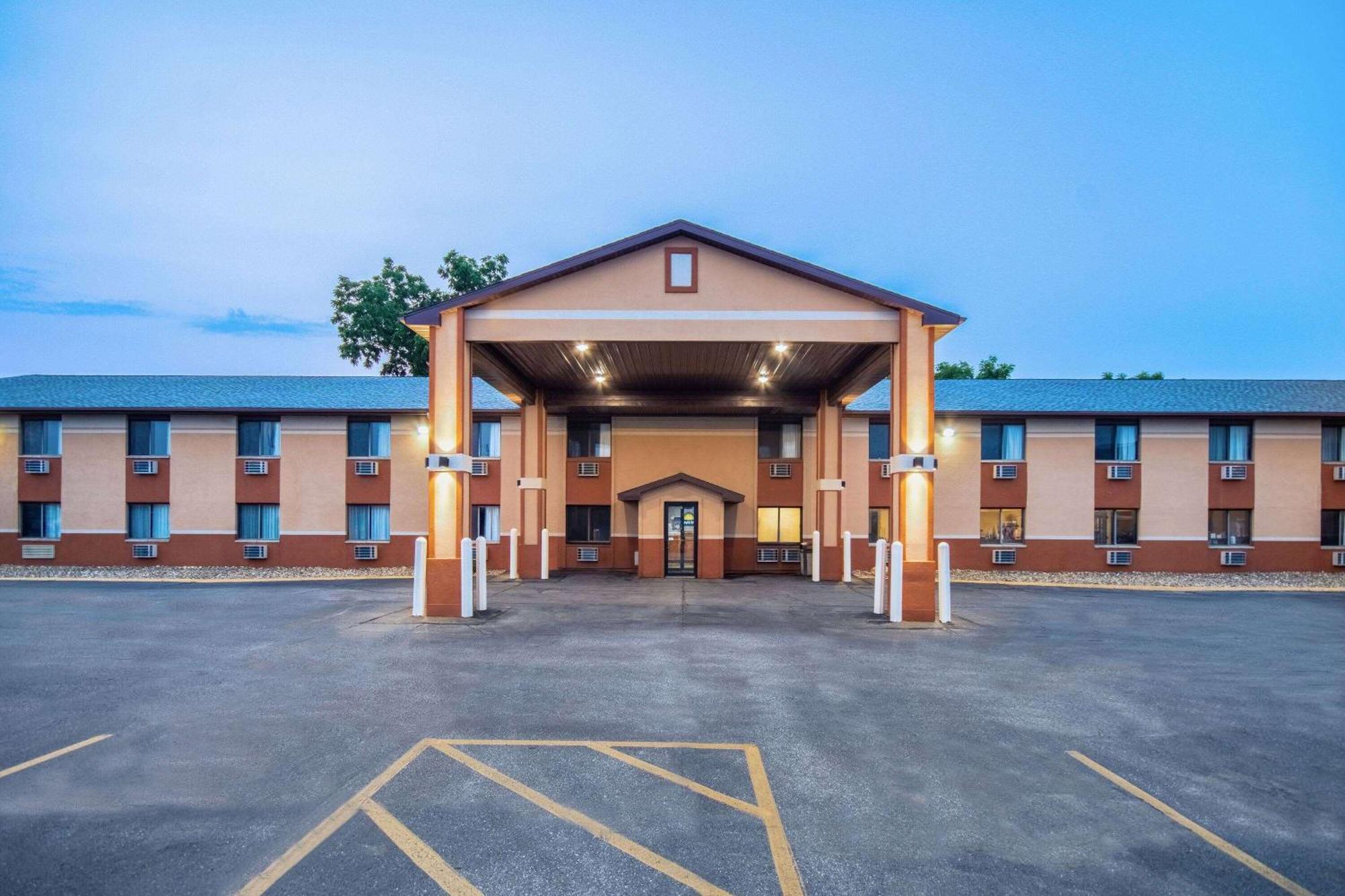 Days Inn & Suites By Wyndham Waterloo Exterior photo