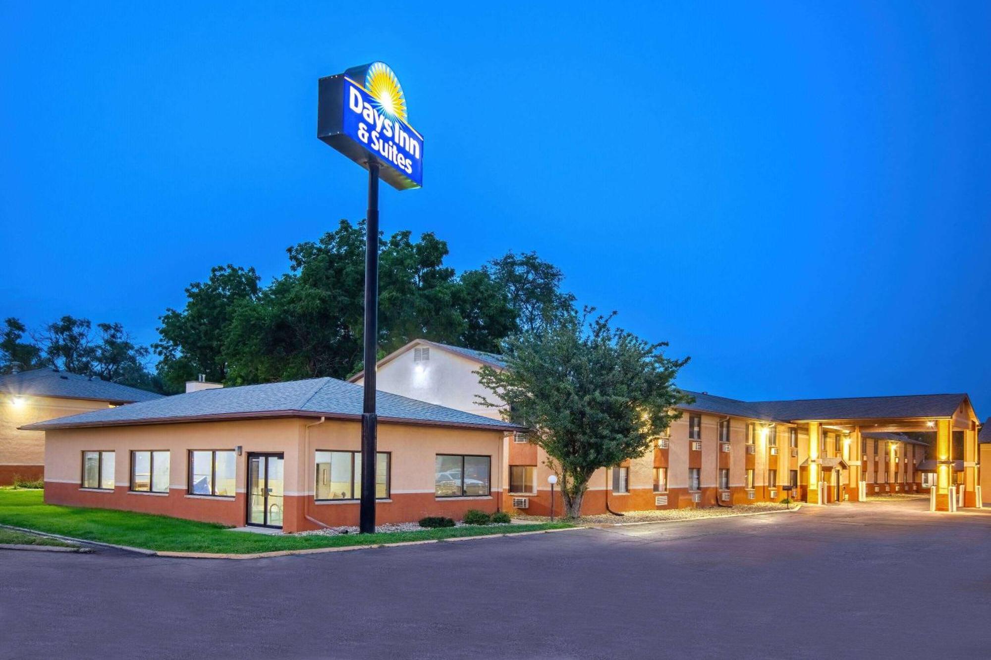 Days Inn & Suites By Wyndham Waterloo Exterior photo